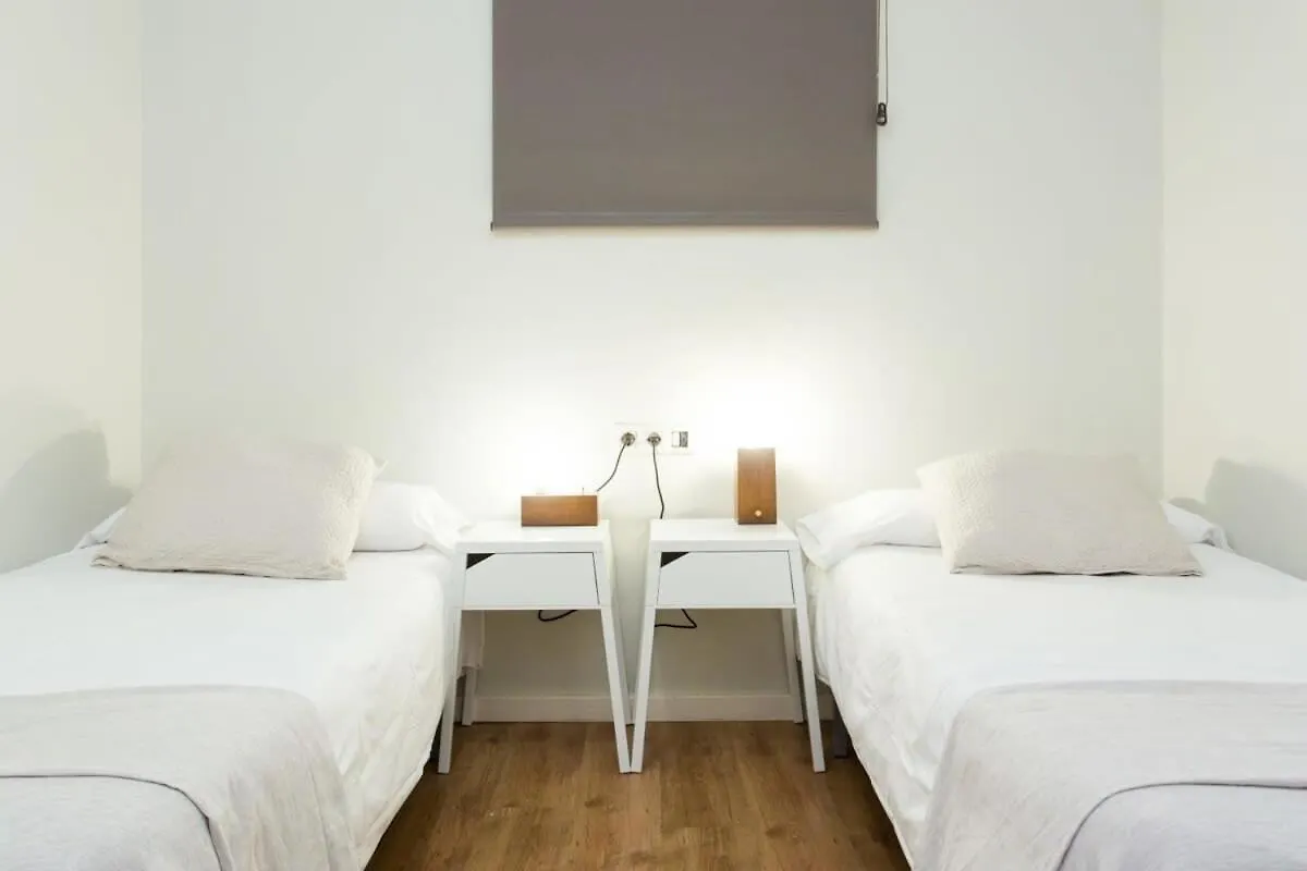 ברצלונה Bright And Modern 4Bedroom With Terrace In Las Ramblas P1 דירה