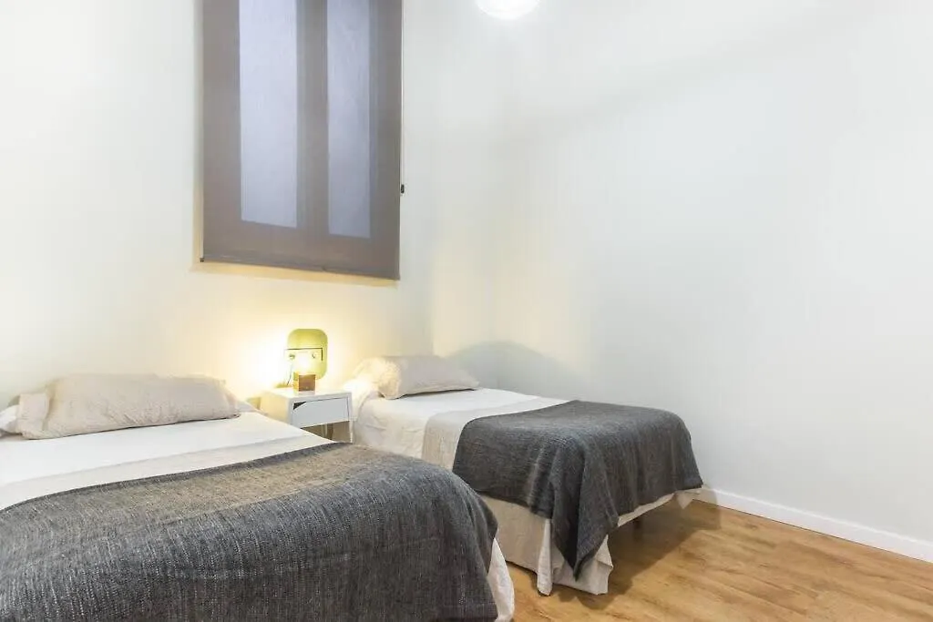 דירה ברצלונה Bright And Modern 4Bedroom With Terrace In Las Ramblas P1 ספרד